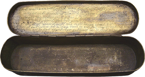 Binnenzijde versierde messing tabaksdoos 1761