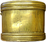 Linker zijkant versierde messing tabaksdoos 1761