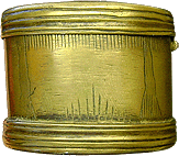 Rechter zijkant versierde messing tabaksdoos 1761