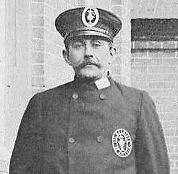 Sierkan-medewerker in uniform