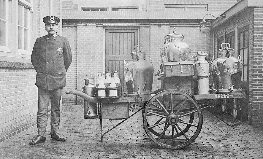 Melkman naast de volgeladen ´bedrijfswagen´